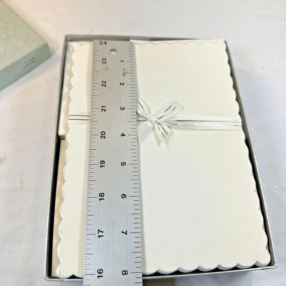 Petite Scalloped Fine Stationary 24 Sheets/18 Envelopes NIB